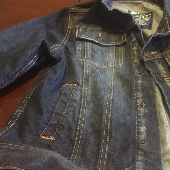 A jacket - Picture 4 of 6